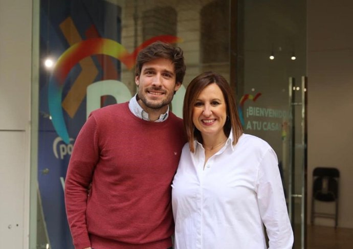 El secretario general del PP de la ciudad de Valncia y director de la campaña electoral al Ayuntamiento, Juan Carlos Caballero, y la president de la formación en la ciudad y candidad a la Alcaldía, María José Catalá