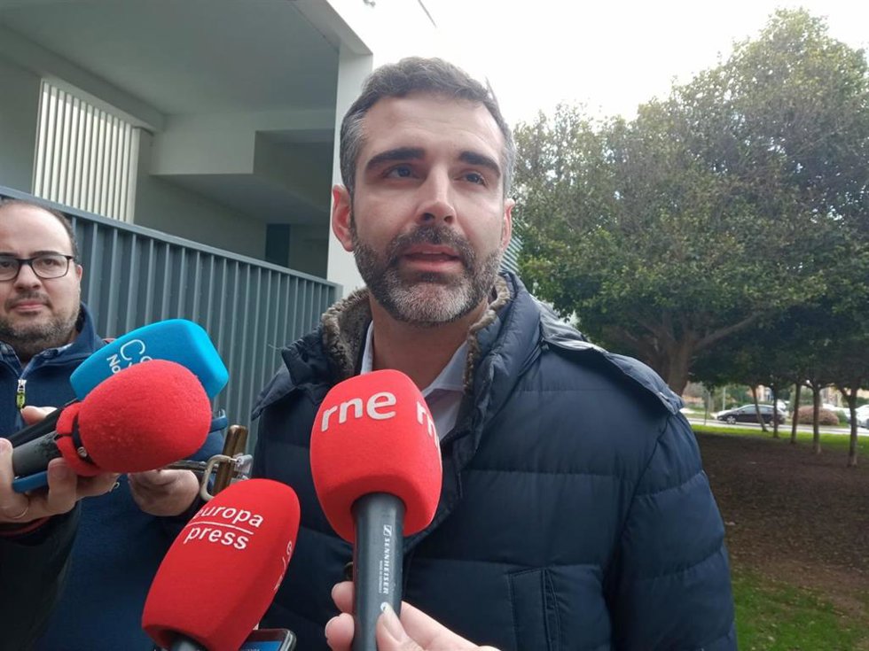 El portavoz de la Junta de Andalucía y consejero de Sostenibilidad, Ramón Fernández-Pacheco, atiende a los medios en Almería.