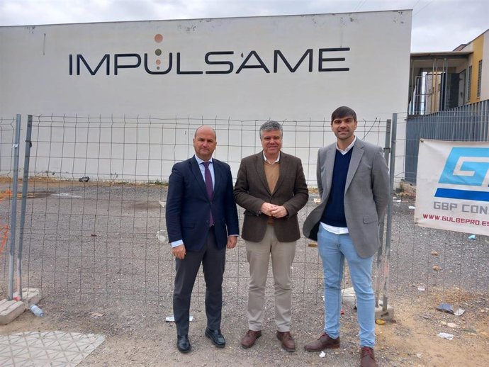 El delegado territorial de Economía, Hacienda, Fondos Europeos y de Política Industrial y Energía en Sevilla, Antonio Ramírez, se ha reunido con el alcalde de Mairena del Alcor (Sevilla), Juan Manuel López.