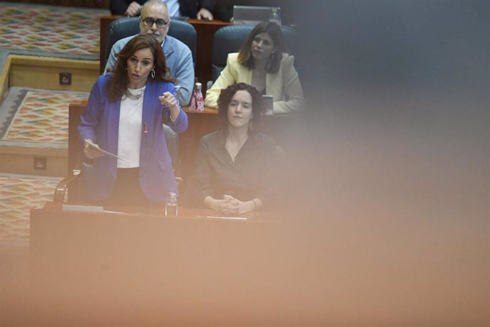 La portavoz de Más Madrid en la asamblea y candidata a la Presidencia regional, Mónica García, interviene durante un pleno en la Asamblea de Madrid, a 9 de febrero de 2023, en Madrid (España). Unidas Podemos registro con Más Madrid la petición de compar