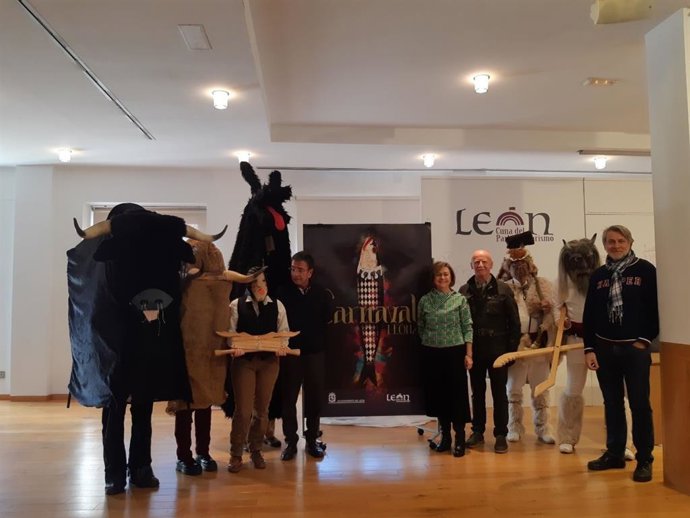 La concejala de Acción y Promoción Cultural, Evelia Fernández, junto con colaboradores de la organización del Carnaval de este año.