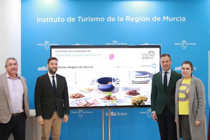 Marcos Ortuño, junto con el director del Itrem, Juan Francisco Martínez (2i), la directora del Centro de Cualificación Turística, Mónica Meroño, y el técnico del Itrem, Pedro Arroyo (1i).