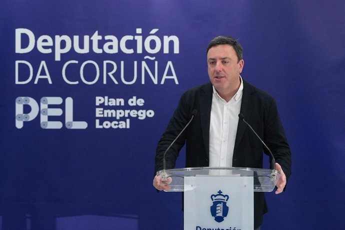 El presidente de la Diputación de A Coruña, Valentín González Formoso, informa de las ayudas del Plan de Empleo Local