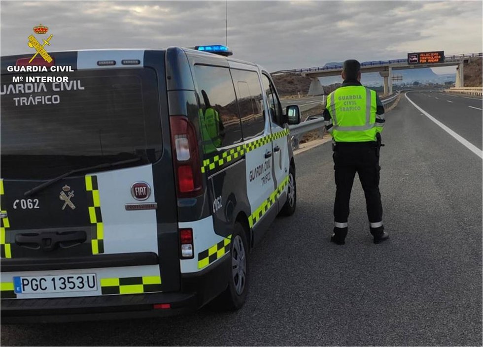 Imagen de archivo de un control de tráfico de la Guardia Civil en Alicante.