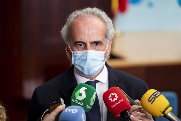 El consejero de Sanidad, Enrique Ruiz Escudero, atiende a los medios durante su visita al aula escolar del Hospital público Universitario de Fuenlabrada, a 10 de febrero de 2023, en Fuenlabrada, Madrid (España).