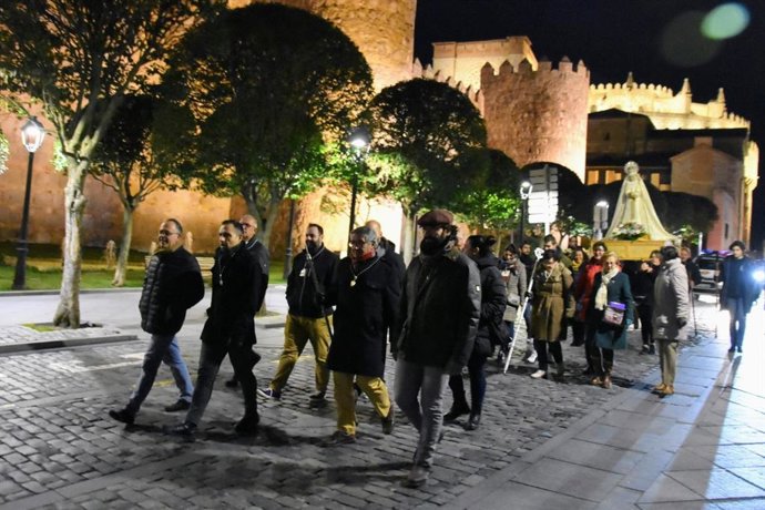 Procesión de la imagen de la María Santísima Sede de la Sabiduría de la Hermandad de los Estudiantes. Foto: Gonzalo Glez.Vega.