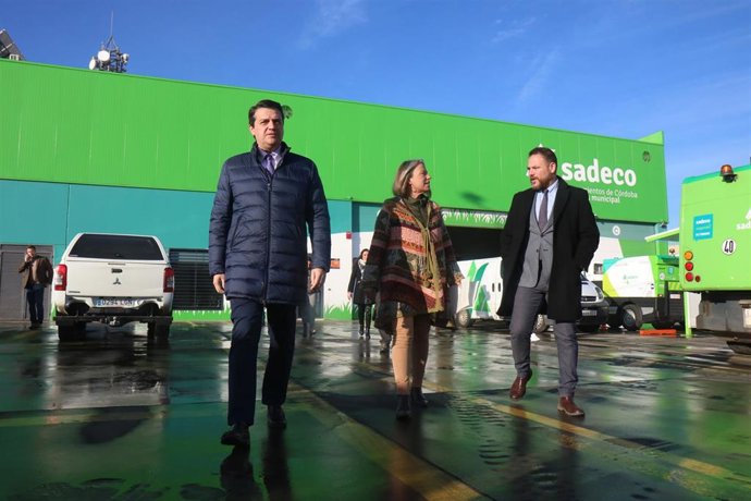 El alcalde de Córdoba, José María Bellido, la presidenta de la empresa municipal de Saneamientos (Sadeco), Isabel Albás, y el gerente, Francisco José Ruiz.