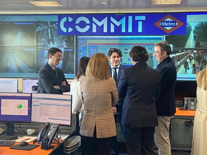 David Pérez en el Centro de Operaciones de Mantenimiento y Monitorización de Instalaciones y Telecomunicaciones (COMMIT)