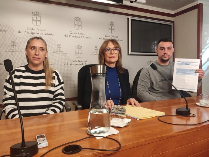 La portavoz de IU, Ángela Vallina, con dos afectados por el retraso en el pago de las ayudas al alquiler, Yolanda Gutiérrez y Carlos García.