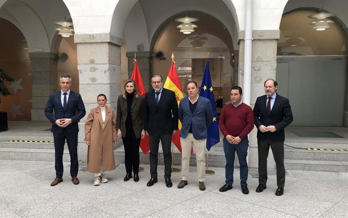 Enrique López (en el centro de la imagen) y Paloma Martín (a su derecha) posan junto a representantes de Asaja en la Real Casa de Postas de Madrid.