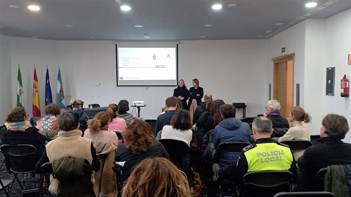 Salud impulsa un actividad formativa en La Línea de prevención del suicidio desde el ámbito local