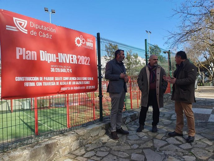 Javier Pizarro en el inicio de las obras de la fuente dedicada a los corcheros y arrieros en Alcalá.