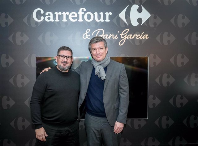 El Director Ejecutivo De Carrefour España, Alexandre De Palmasy El Chef Español Dani García