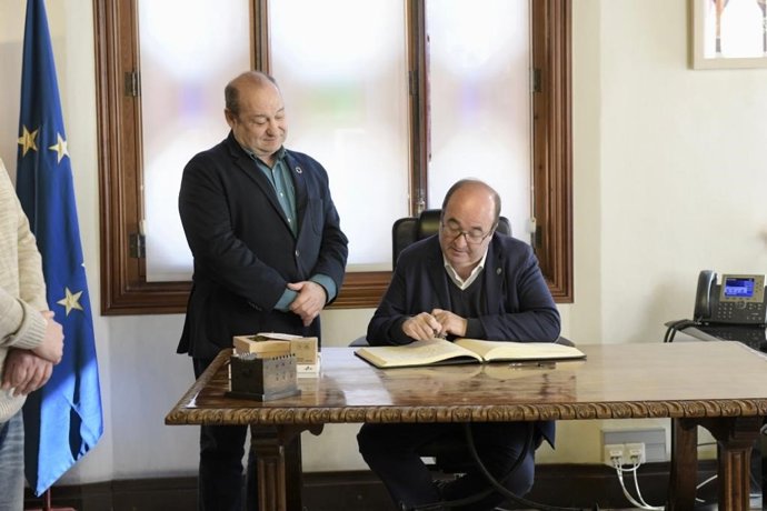 El ministro de Cultura y Deporte, Miquel Iceta, firma el Libro de Honor del Ayuntamiento de Viladecans (Barcelona) junto al alcalde, Carles Ruiz (PSC)