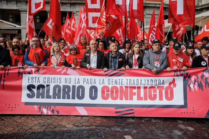 Archivo - El secretario general de UGT, Pepe Álvarez (5d), y el secretario general de CCOO, Unai Sordo (5i), en una movilización convocada por CCOO y UGT el pasado noviembre para exigir a CEOE la subida de los salarios