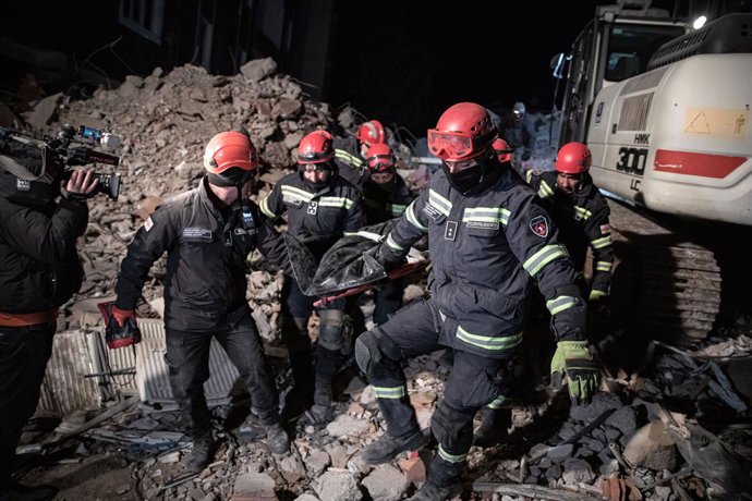 09 February 2023, Turkey, Adiyaman: Georgian search and rescue teams carry a body recovered from the rubble of destroyed building following the devastating earthquake and aftershocks along the Turkish-Syrian border. Photo: Onur Dogman/SOPA Images via ZU