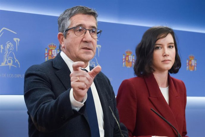 El portavoz del PSOE en el Congreso de los Diputados, Patxi López y la secretaria de Igualdad en la Comisión Ejecutiva Federal del PSOE, Andrea Fernández.