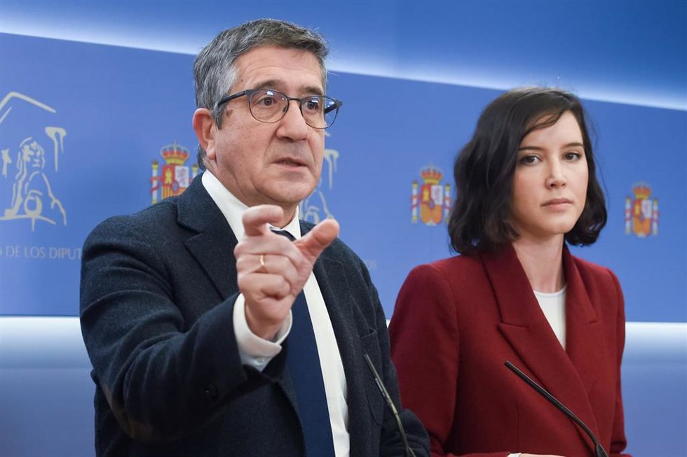 El portavoz del PSOE en el Congreso de los Diputados, Patxi López y la secretaria de Igualdad en la Comisión Ejecutiva Federal del PSOE, Andrea Fernández.