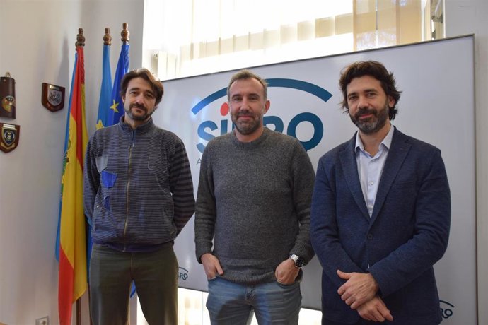 El concejal de Hacienda de Siero, Alberto Pajares, junto a  Miguel Lubián, de la empresa adjudicadora, y Francisco Morís, responsable informático municipal.