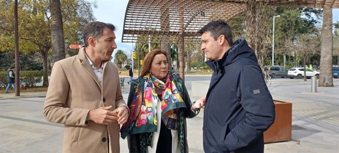 La diputada nacional por el PSOE de Huelva y secretaria de Agricultura, Ganadería y Pesca del PSOE de Andalucía, María Luisa Faneca, junto a los senadores socialistas, Jesús González y Amaro Huelva.