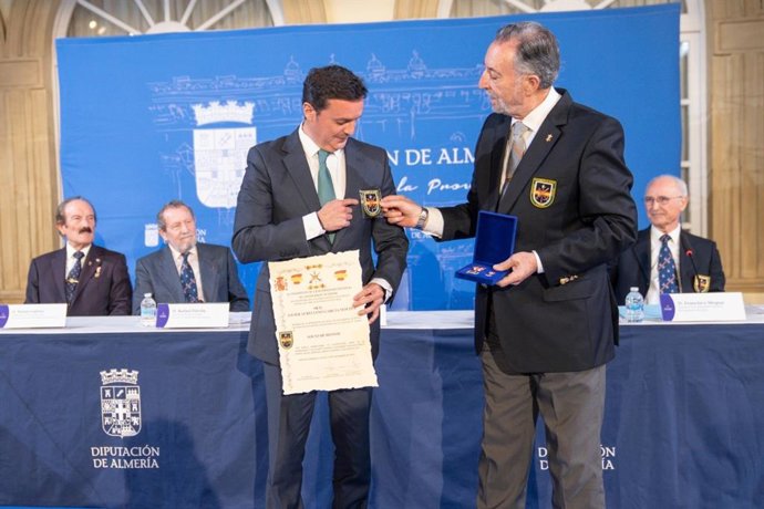 Javier Aureliano Garcia recibe la distinción de socio de honor de la Hermandad Nacional de Legionarios de Honor