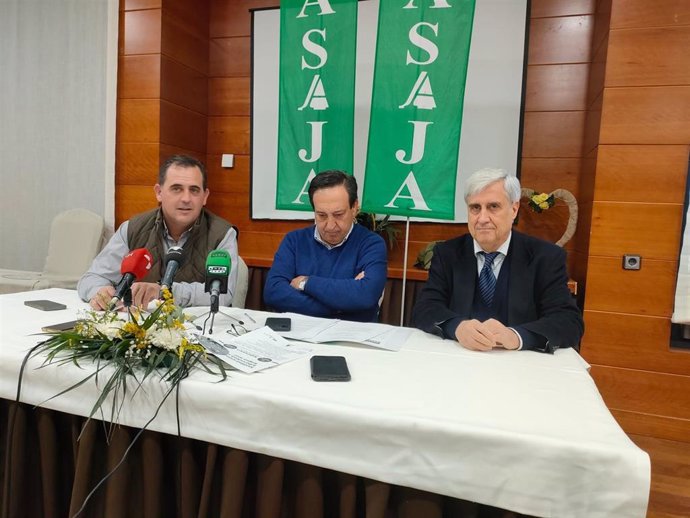 El experto en Sanidad Animal Juan José Badiola (d) en Salamanca, junto a los  presidentes nacional y provincial de Asaja, Pedro Barato (c) y Juan Luis Delgado (i), respectivamente.