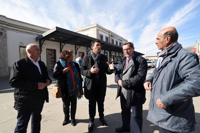 El alcalde y el presidente de la Diputación de Granada, Francisco Cuenca y José Entrena, en el centro en la imagen, delante de la estación de Renfe