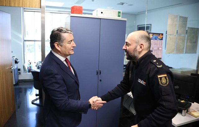 Sanz saluda a un agente de la Policía Nacional Adscrita a la Junta de Andalucía.