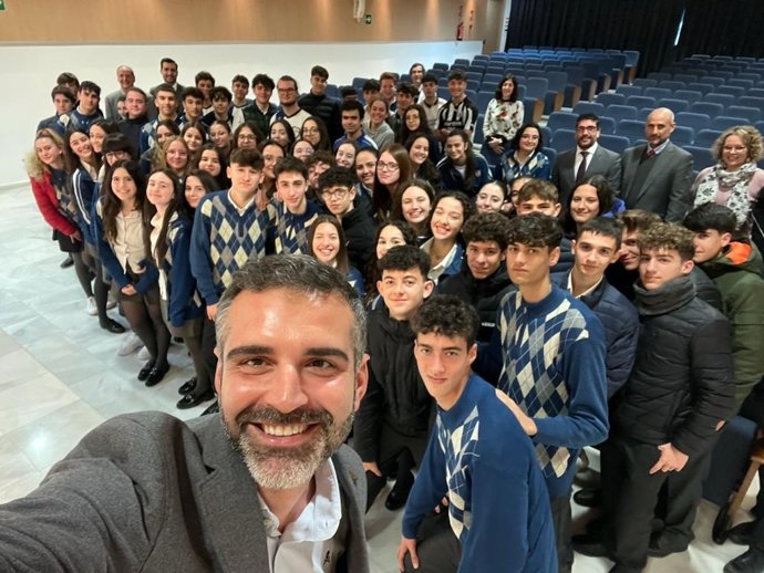 El consejero Ramón Fernández-Pacheco se fotografía con alumnos del Colegio Diocesano San Ildefonso de Almería.