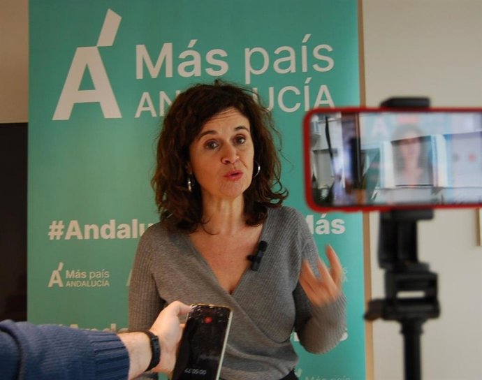 La presidenta de Más País Andalucía, Esperanza Gómez, en una atención a medios en Sevilla.