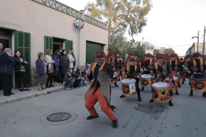 Archivo - Desfile de una de las comparsas de Sa Rua de Marratxí 2020