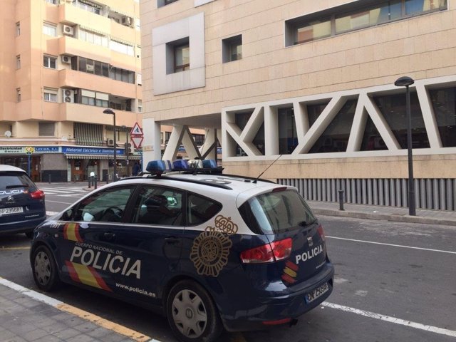 Archivo - Imagen de archivo de un coche de la Policía Nacional en Alicante.