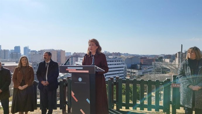 La ministra de Transportes, Movilidad y Agenda Urbana, Raquel Sánchez, en rueda de prensa en el parque de La Torrassa en L'Hospitalet de Llobregat (Barcelona).