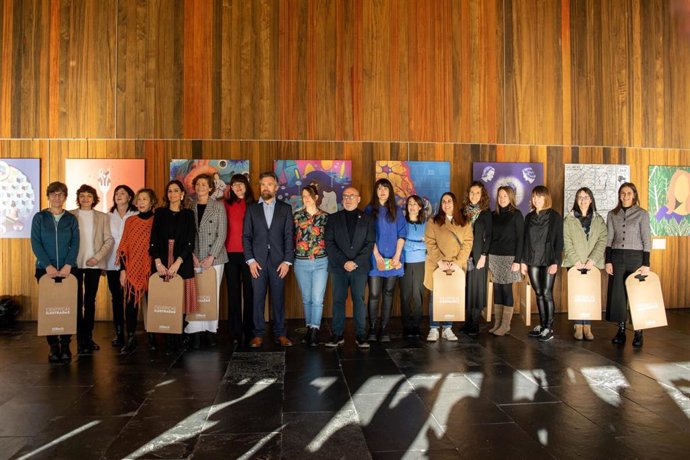El consejero Cigudosa junto al resto de participantes en la inauguración de la exposición 'Científicas ilustradas'