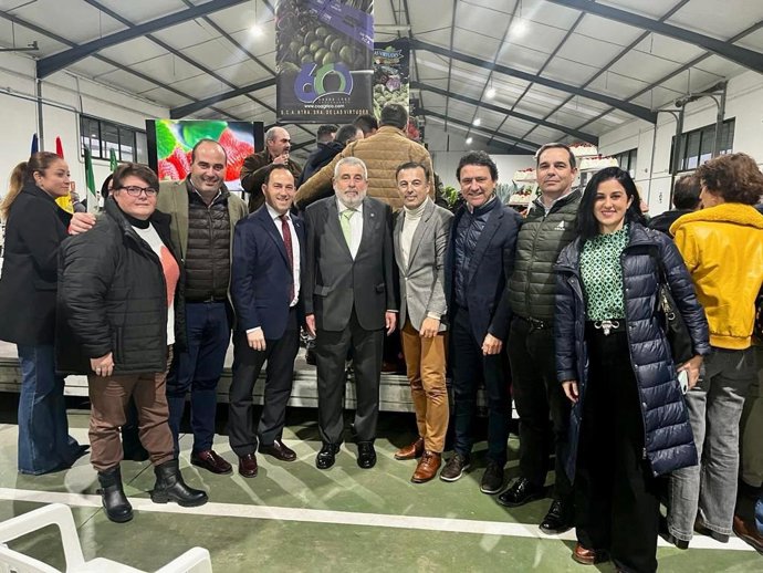 Daniel Sánchez y David Gil en la cooperativa Nuestra Señora de Las Virtudes en Conil.