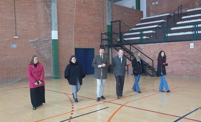 El presidente de la Diputación y el acalde de Constantina, junto a la diputada de Cohesión Territorial y miembros de la Corporación local, visitan proyectos financiados con fondos provinciales.