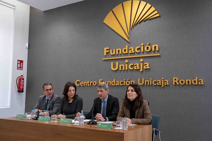 El presidente de la Fundación Bancaria Unicaja, José M. Domínguez; la alcaldesa de Ronda, Mari Paz Fernández; el director general de la Fundación Bancaria Unicaja, Sergio Corral, y la directora de Actividades Culturales de la institución, Emilia Garrido.