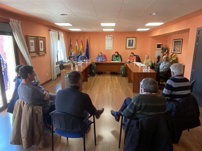 La consejera de Agricultura, Ganadería, Mundo Rural, Territorio y Población, Eva Hita, y la directora general de Desarrollo Rural y Reto Demográfico, Nuria Bazo, se han reunido en Autol con la Comunidad de Regantes de la margen derecha del río Cidacos