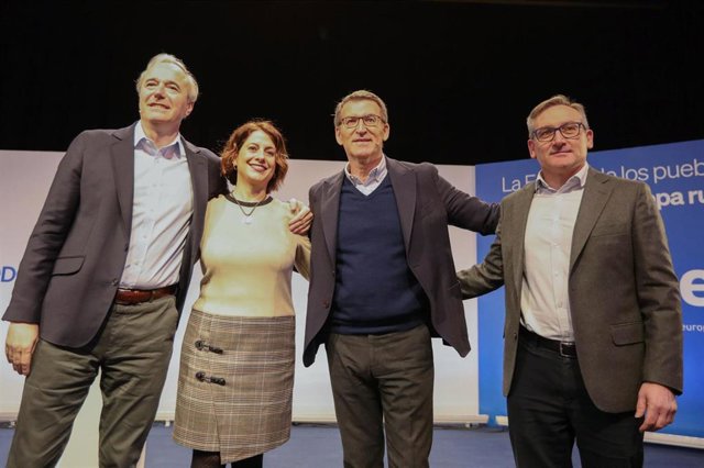 El presidente del PP de Aragón, Jorge Azcón; la alcaldesa de Teruel, Emma Buj; el presidente del PP, Alberto Núñez Feijóo y el presidente del Partido Popular de Teruel, Joaquín Juste.