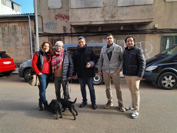 Archivo - La teniente de alcalde de Infraestructuras y Accesibilidad, Angélica Pastor y el concejal de Distrito Levante, Daniel Oliveira, junto con los representantes de la Asociación de Personas Mayores de Son Fortesa