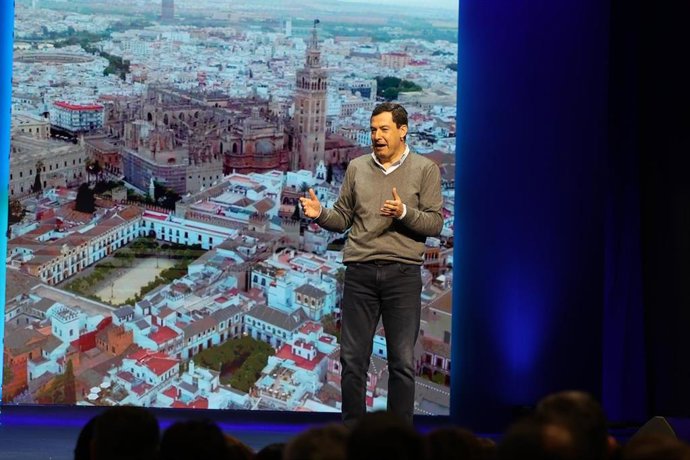 El presidente de la Junta de Andalucía, Juanma Moreno, interviene durante un acto de partido