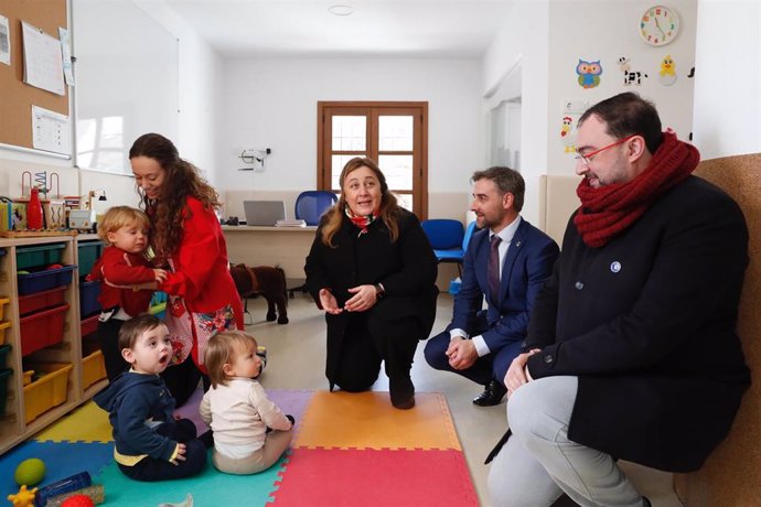 La consejera de Educación, Lydia Espina, y el presidente Adrián Barbón, visitan una escuela infantil en Cabranes.