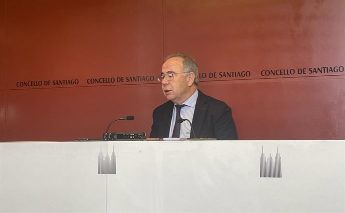El alcalde de Santiago, Xosé Sánchez Bugallo, en rueda de prensa en el Ayuntamiento.