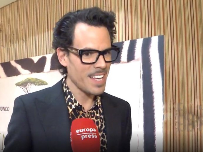 Juan Avellaneda en la presentación de la última novela de Belén Junco