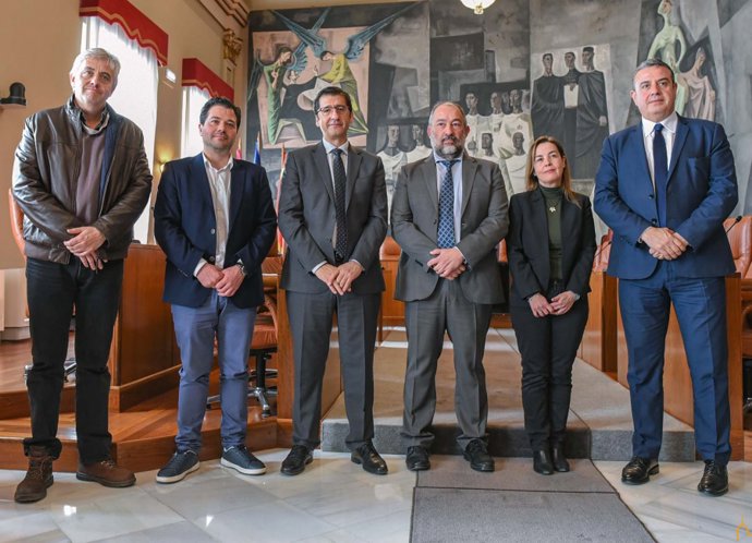 El presidente de la Diputación de Ciudad Real, José Manuel Caballero, y el rector de la UCLM, Julián Garde, en la firma de un protocolo de colaboración para la creación de una cátedra de Discapacidad y Dependencia