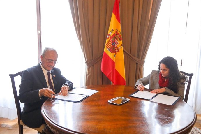 El alcalde de Málaga, Francisco de la Torre, y la consejera delegada del grupo Ubago, Neyla El Bouzidi, firman un protrocolo
