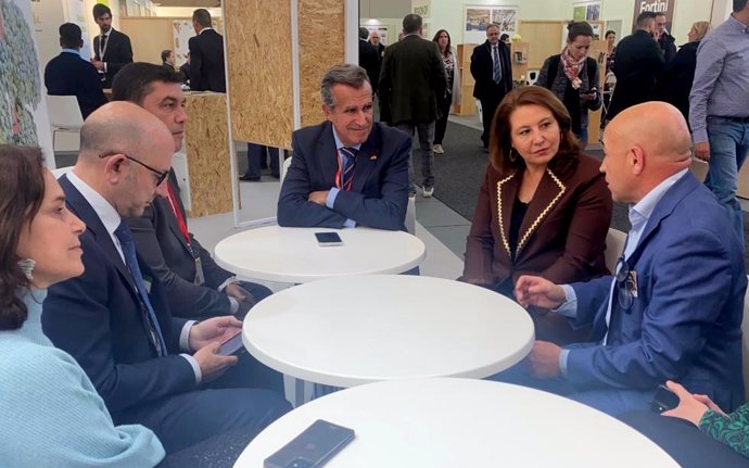 La consejera de Agricultura, Pesca, Agua y Desarrollo Rural, Carmen Crespo, se ha reunido en Fruit Logistica 2023 con el responsable de compras de Edeka Fruchtkontor España, José Luis Ferrando.