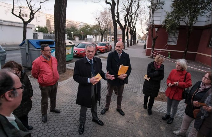 Sanz se reúne con vecinos de la calle Tarfia y Lorenzo de Sepúlveda para abordar carencias en el barrio y el nuevo diseño urbano portuario.