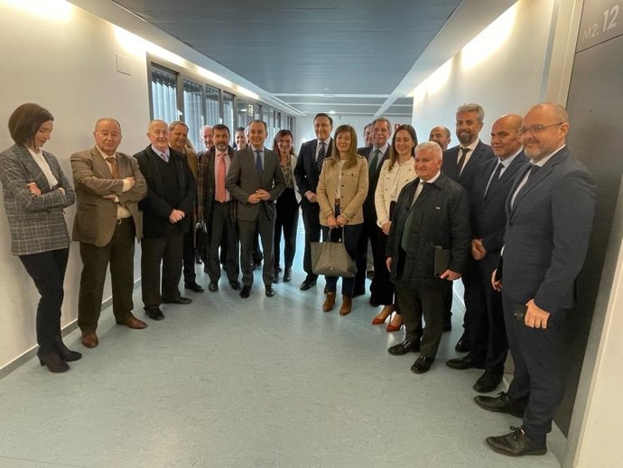 Villamandos (centro, al fondo), con los representantes de los clústeres de innovación de Andalucía con los que se ha reunido en Córdoba.