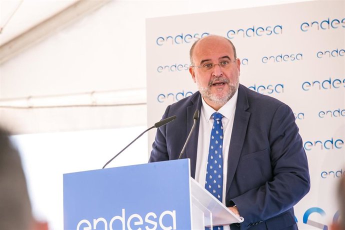 El vicepresidente de Castilla-La Mancha, José Luis Martínez Guijarro, inaugura en Minglanilla (Cuenca), la planta solar de la localidad.